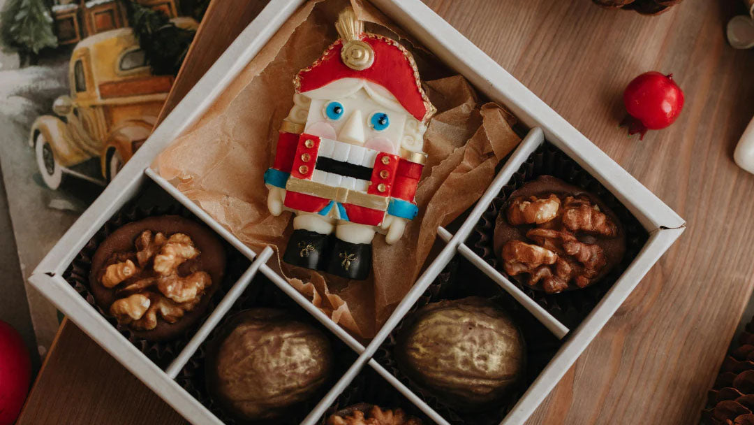 A Festive Feast: Stunning Christmas Cake Décor with Nuts and Fruits
